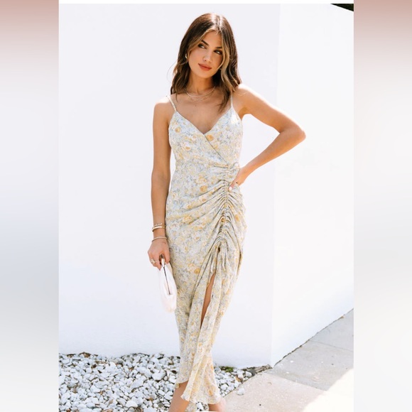 Vici FLORAL RUCHED MIDI DRESS - Picture 1 of 3